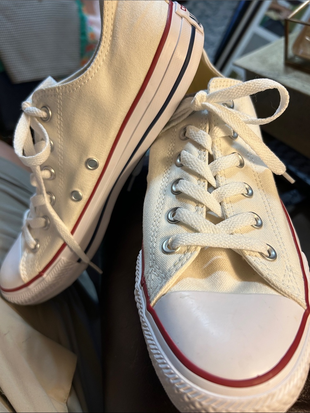 MEN’S Converse Low Top Sneakers in Cream with Red & Blue Stripe Size 7.5. NEW
